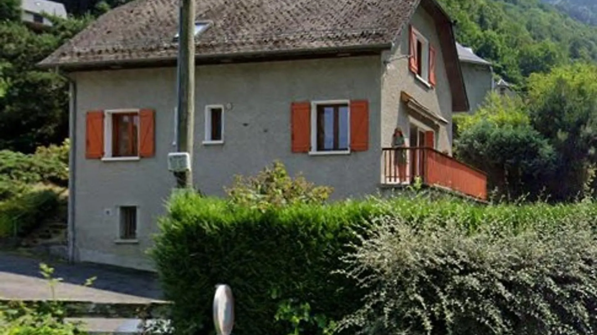 Holiday home Maison Spacieuse A Cauterets : 4 Chambres, Garage, Sans Animaux - Fr-1-812-102